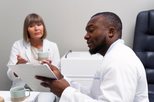 Médico e paciente no consultório do oftalmologista