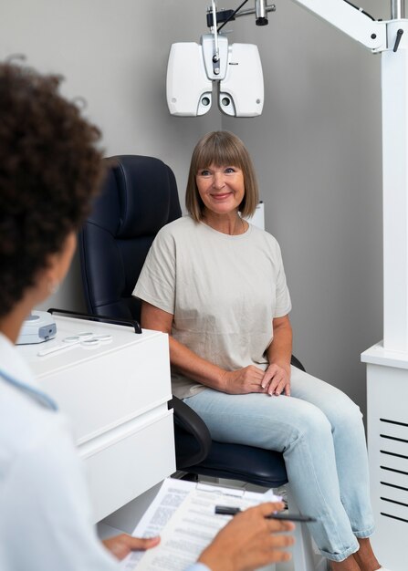 Médico e paciente no consultório do oftalmologista