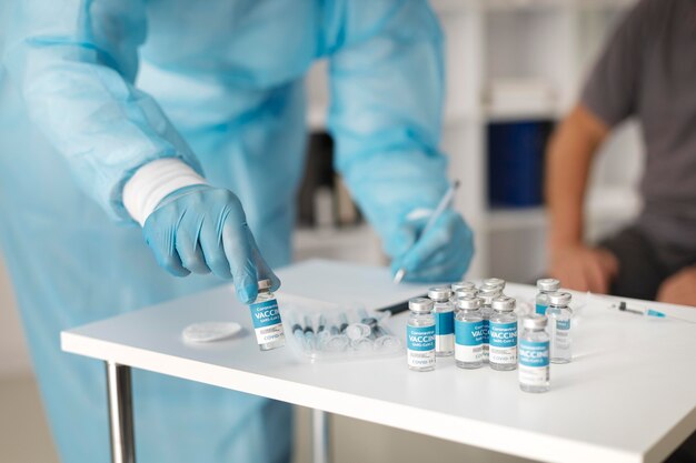 Foto grátis médico em equipamento especial se preparando para vacinar um paciente