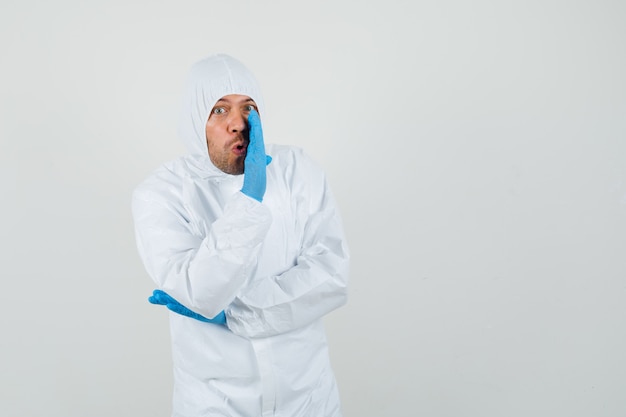 Foto grátis médico em traje de proteção