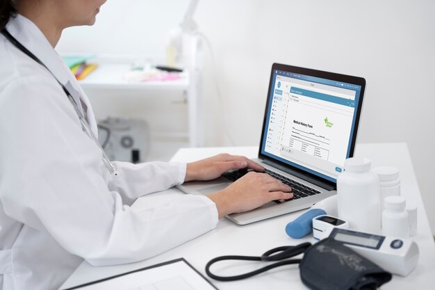 Médico escrevendo sobre check-up médico de rotina