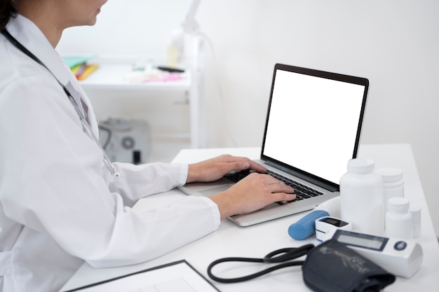 Médico escrevendo sobre check-up médico de rotina