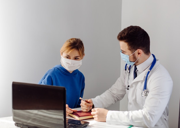 Médico examina o paciente. Conceito de medicina e cuidados de saúde.