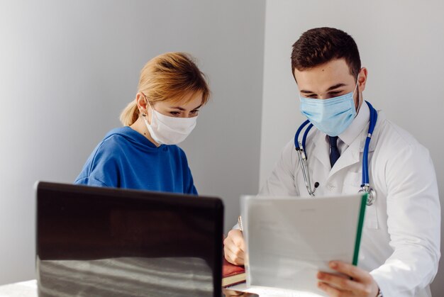 Médico examina o paciente. Conceito de medicina e cuidados de saúde.