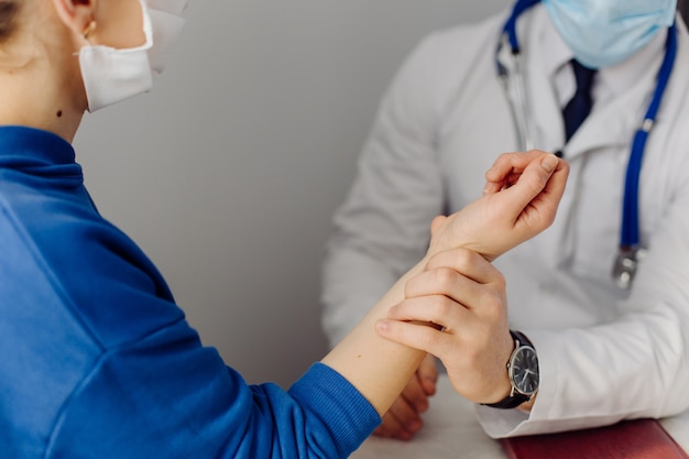 Foto grátis médico examina o paciente. conceito de medicina e cuidados de saúde.