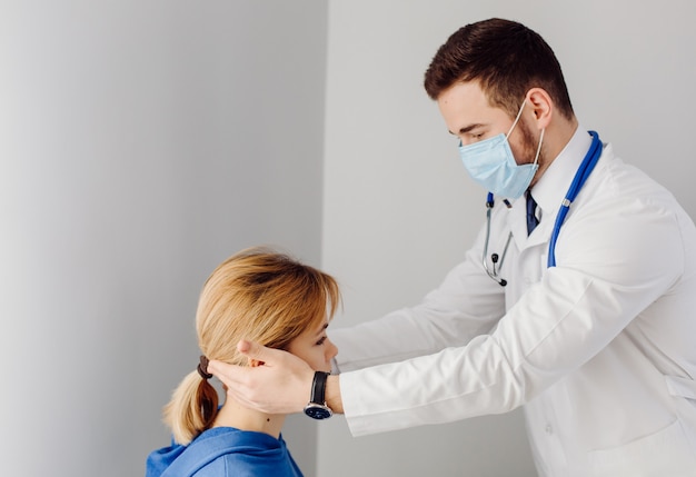 Médico examina o paciente. Conceito de medicina e cuidados de saúde.