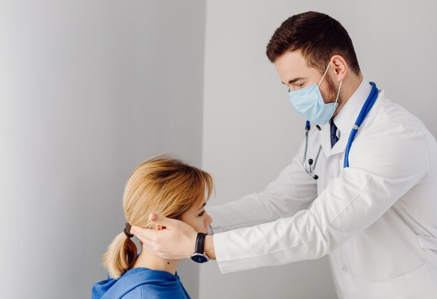 Médico examina o paciente. Conceito de medicina e cuidados de saúde.