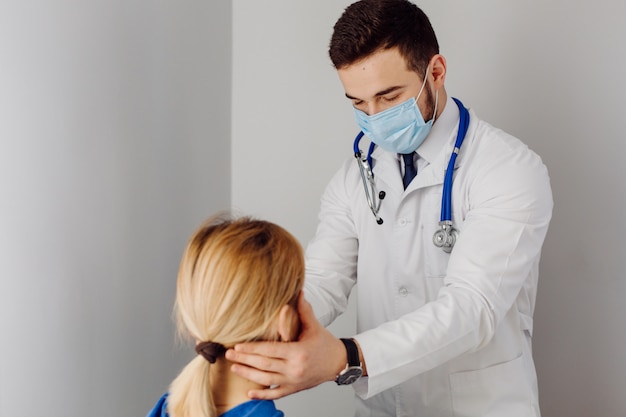 Médico examina o paciente. Conceito de medicina e cuidados de saúde.