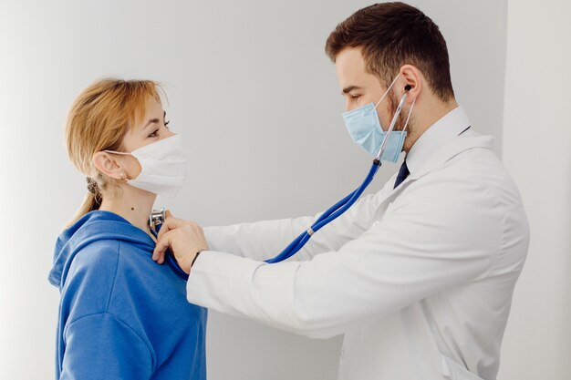 Médico examina o paciente. Conceito de medicina e cuidados de saúde.