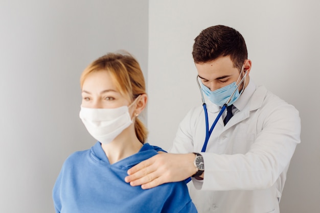 Médico examina o paciente. Conceito de medicina e cuidados de saúde.