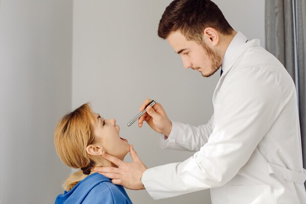 Médico examina o paciente. Conceito de medicina e cuidados de saúde.