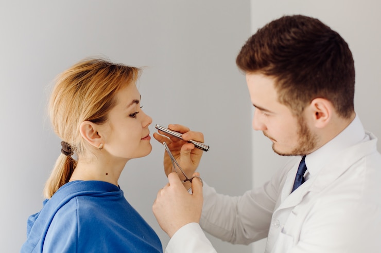 Foto grátis médico examina o paciente. conceito de medicina e cuidados de saúde.