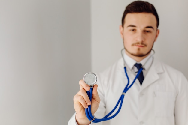 Médico examina o paciente. Conceito de medicina e cuidados de saúde.