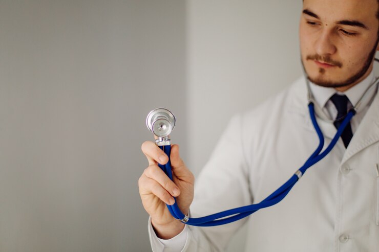 Foto grátis médico examina o paciente. conceito de medicina e cuidados de saúde.