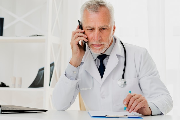 Médico falando ao telefone