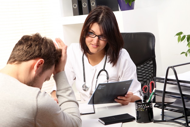 Foto grátis médico falando com o paciente