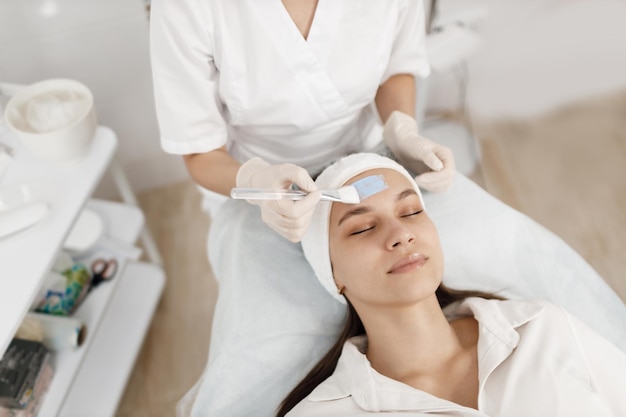 Foto grátis médico fazendo processo de cosmetologia