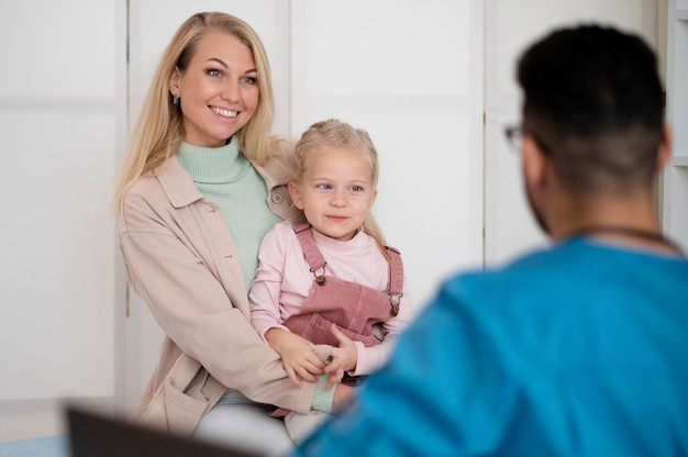 Médico fazendo seu trabalho em consultório de pediatria