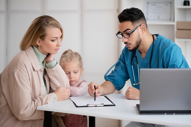 Médico fazendo seu trabalho em consultório de pediatria