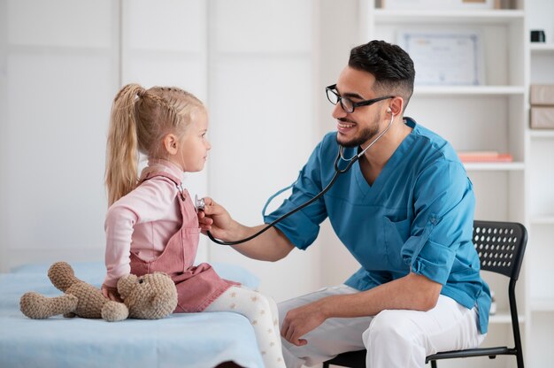 Médico fazendo seu trabalho em consultório de pediatria