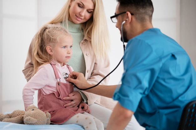 Médico fazendo seu trabalho em consultório de pediatria