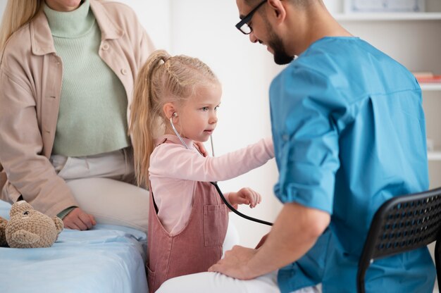 Médico fazendo seu trabalho em consultório de pediatria