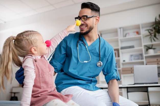 Médico fazendo seu trabalho em consultório de pediatria