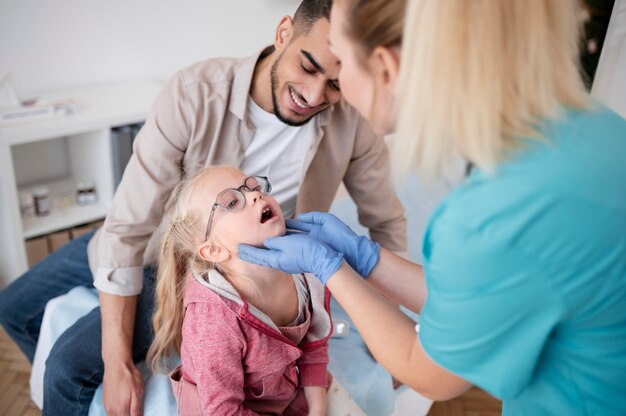 Médico fazendo seu trabalho em consultório de pediatria