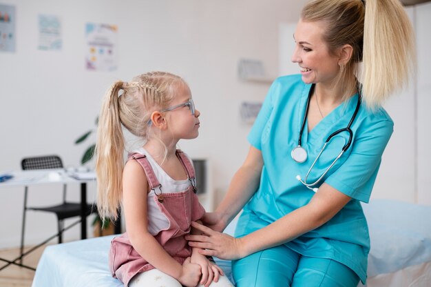 Médico fazendo seu trabalho em consultório de pediatria