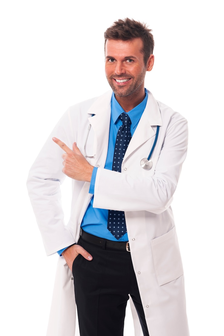 Foto grátis médico feliz apontando para o espaço da cópia