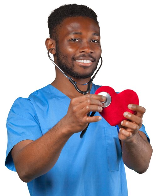 Médico feliz e sorridente com um estetoscópio segurando um coração