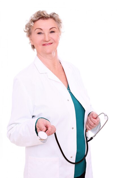 médico feminino maduro em branco