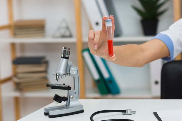 Médico feminino mão segurando a amostra de sangue