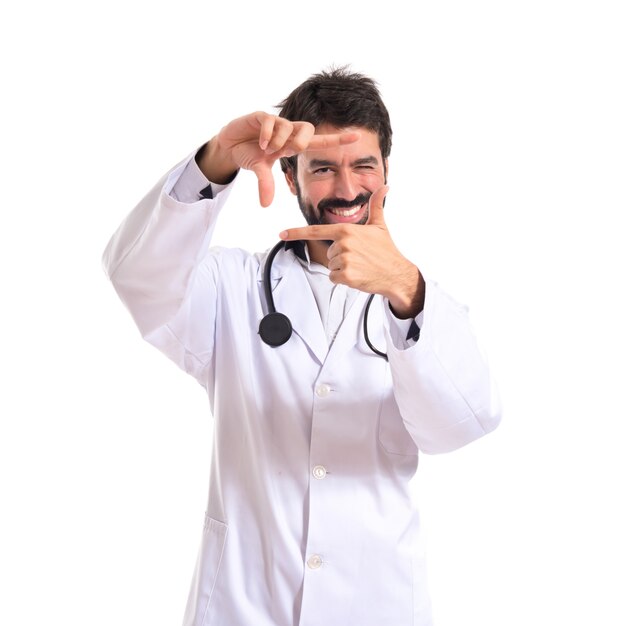 Médico focado com os dedos em um fundo branco