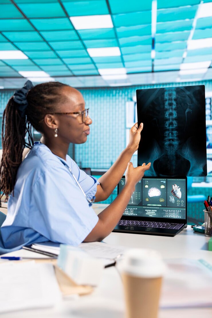 Foto grátis médico geral e doentes a discutir com relatórios de diagnóstico