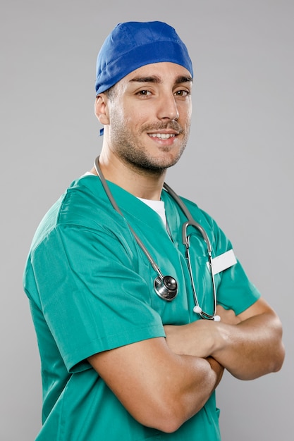 Foto grátis médico homem bonito posando com braços cruzados