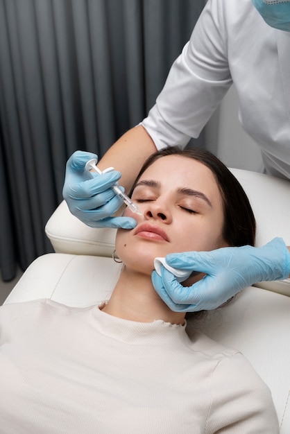 Médico injetando paciente de alto ângulo