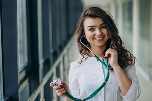 Médico jovem, com estetoscópio no hospital