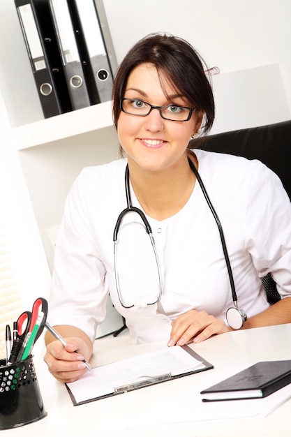 Médico jovem em seu escritório