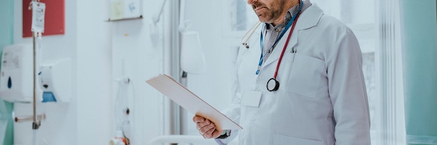 Foto grátis médico lendo o prontuário de um paciente com coronavírus