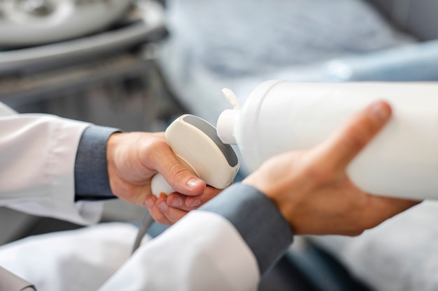 Médico mãos preparando um dispositivo médico para usar