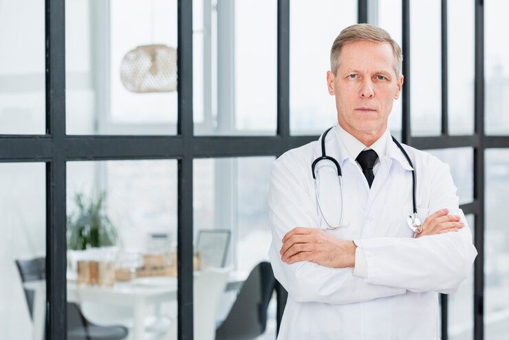 Foto grátis médico masculino de alto ângulo