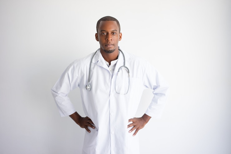 Foto grátis médico masculino preto novo considerável sério. conceito de medicina.