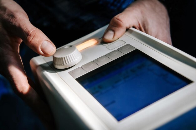 Médico monitora equipamentos profissionais, conecta um aparelho respiratório em um hospital