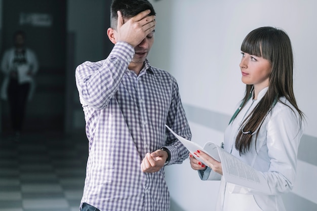 Foto grátis médico mulher e paciente triste