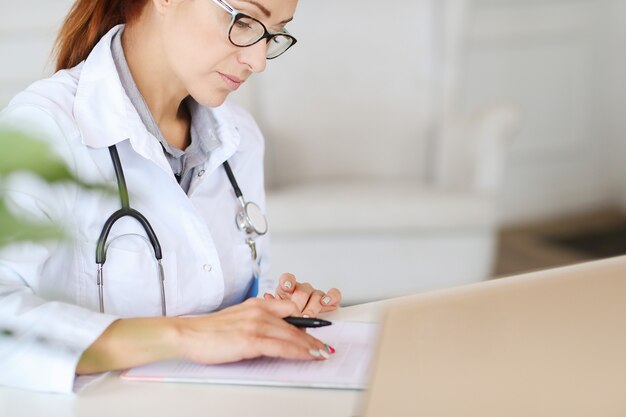 Foto grátis médico no trabalho