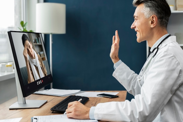 Médico oferecendo teleconsulta médica