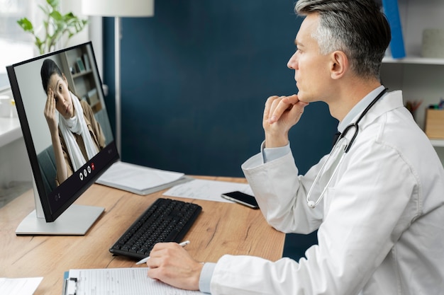 Médico oferecendo teleconsulta médica