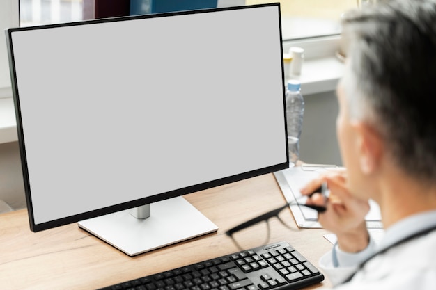 Médico oferecendo teleconsulta médica