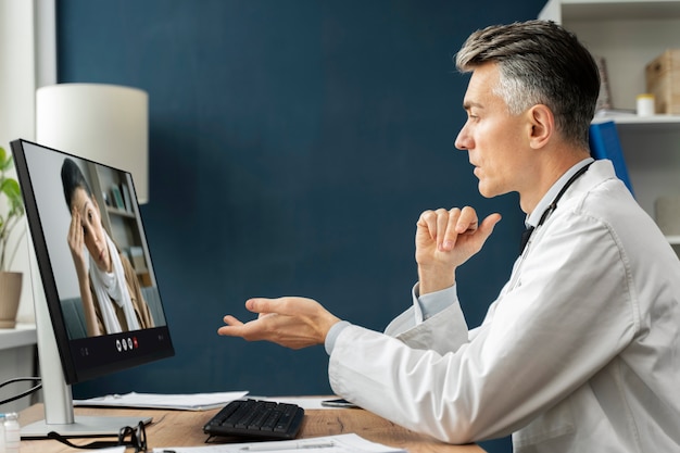 Foto grátis médico oferecendo teleconsulta médica